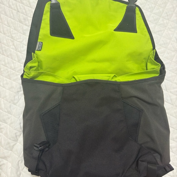 Crumpler  The Considerable Embarrassment Messenger laptop bag 
NEW never used - Picture 6 of 8